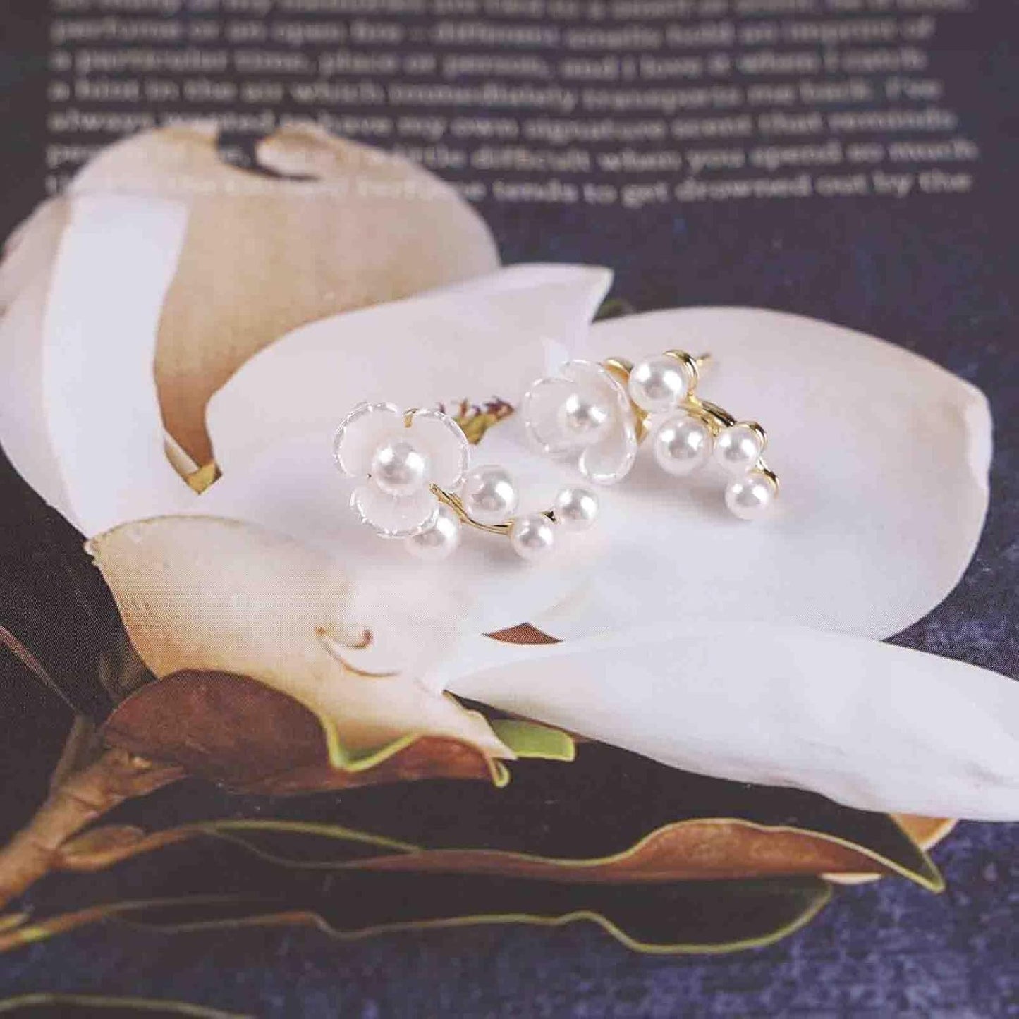 Vintage Pearl Flower Earrings Gold Pearl Dangle Earrings White Flower Stud Earrings Pearl Wedding Drop Earrings Jewelry for Women