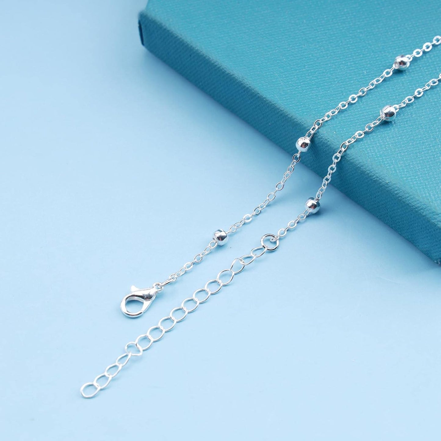 Bohemia Sea Shell Choker Necklace Natural Shell Pendant Necklace Minimalist Cowrie Necklace Silver Satellite Chain Necklace Jewelry for Women and Girls