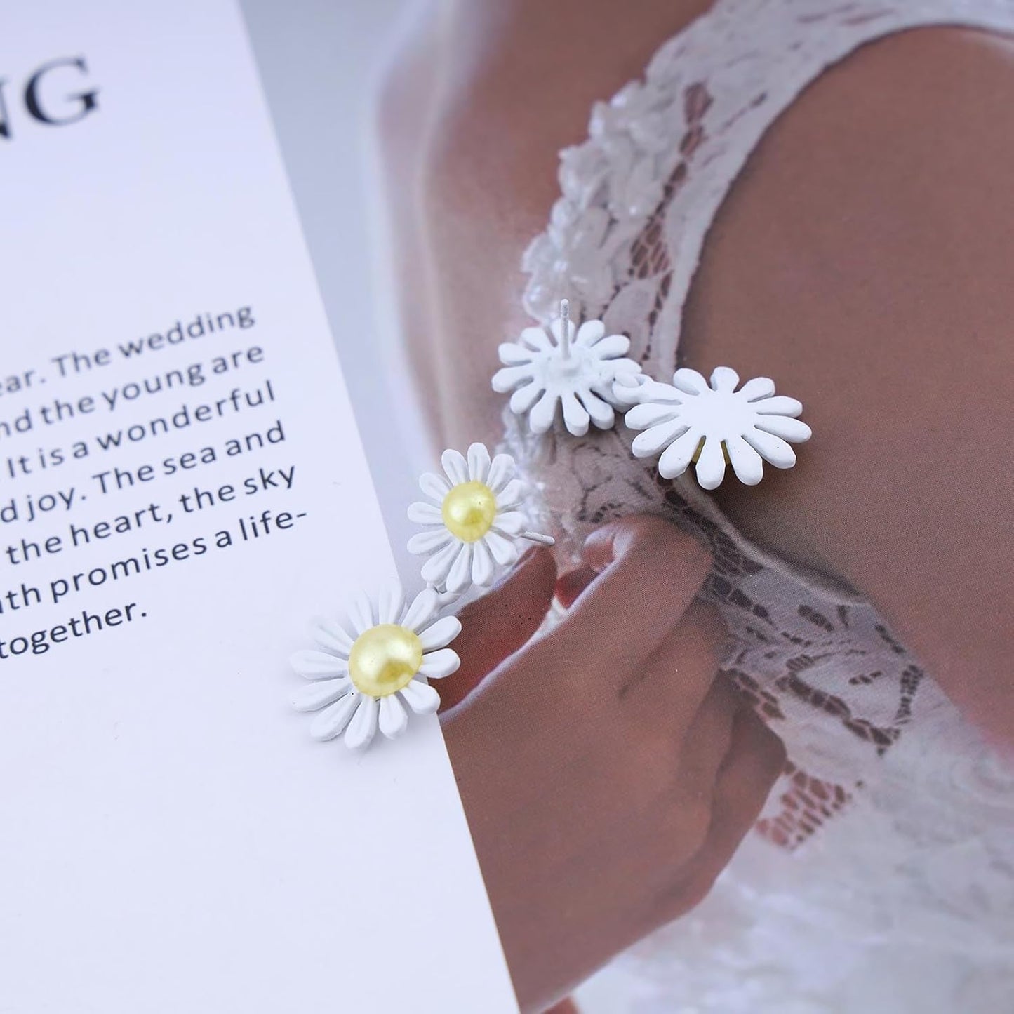 Vintage Resin Daisy Flower Earrings White Flower Stud Earrings Acrylic Daisy Dangle Earrings Boho Sunflower Flower Earrings Jewelry for Women